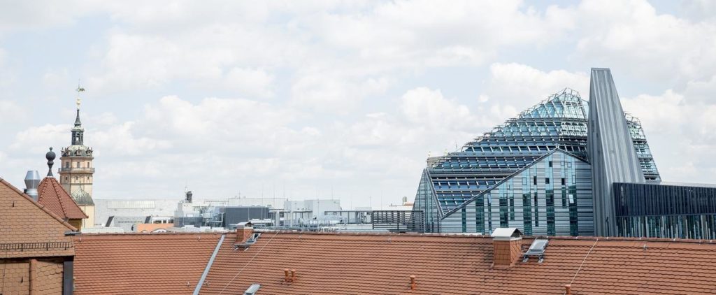 Blick über die Dächer Leipzigs von unserer Terrasse.