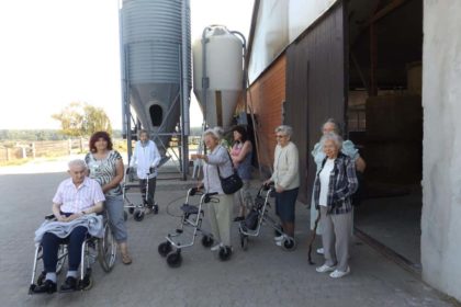 Ein Ausflug auf den Bauernhof mit Bewohnern vom Cura Seniorencentrum Pasewalk
