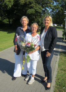 Pflegedienstleitung Silke Ladwig rechts im Bild und Einrichtungsleitung Elke Dannert links im Bild gratulieren Sigrid Parschauer Bildmitte zum 25 jährigen Jubiläum