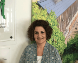 Die Qualitätsmanagementbeauftragte Nazan Din berichtet über ihre Arbeit im Maternus Seniorencentrum An den Salinen in Bad Dürkheim.