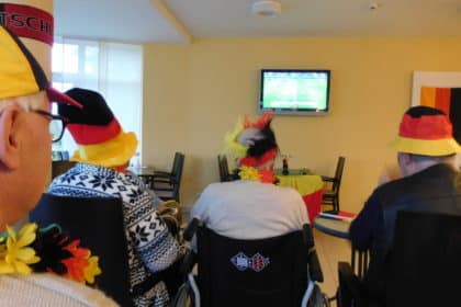 CURA Senioren fiebern mit dem DFB-Team beim Auftaktspiel  der Fußball-EM