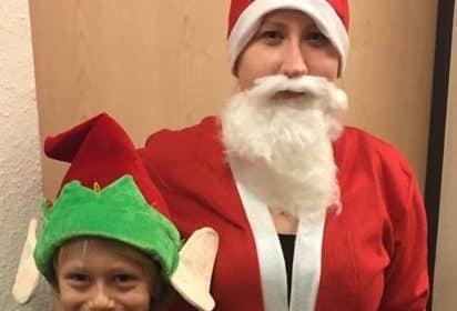 Der Weihnachtsmann und sein Elf bescheren die Bewohnerinnen und Bewohner